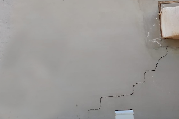 معالجة تشققات الجدران والأسقف في الرياض